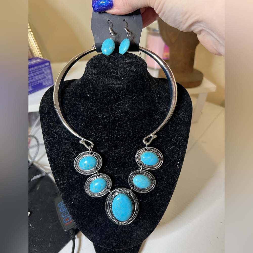 paparazzi Turquoise Stone Collar Necklace with Matching Earrings